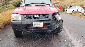En una curva, impactan auto y camioneta