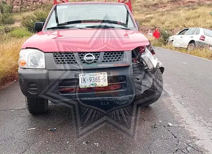 En una curva, impactan auto y camioneta
