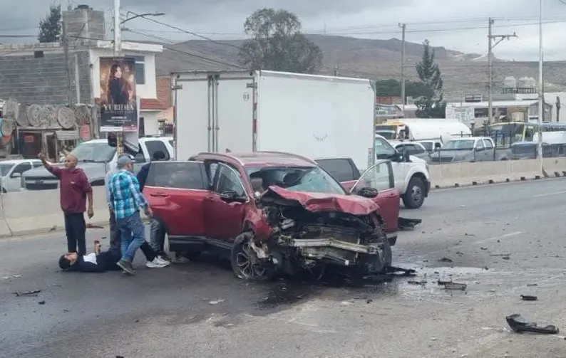 Fuerte choque en Periférico deja una persona lesionada
