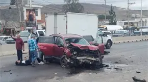 Fuerte choque en Periférico deja una persona lesionada