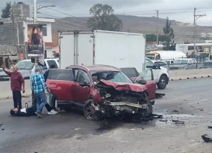 Fuerte choque en Periférico deja una persona lesionada Fuerte choque en Periférico deja una persona lesionada