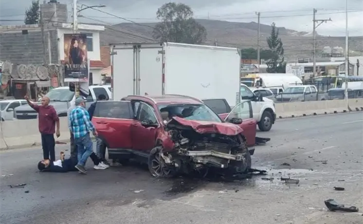 Fuerte choque en Periférico deja una persona lesionada Fuerte choque en Periférico deja una persona lesionada
