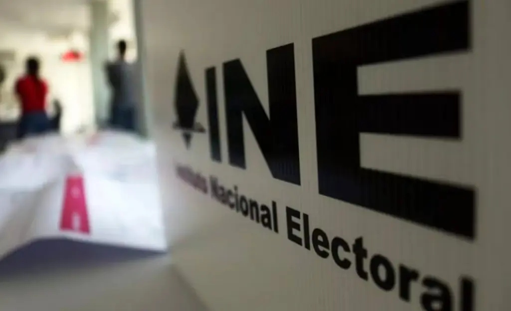 INE aprueba cambio a imagen institucional gris en sesión de septiembre