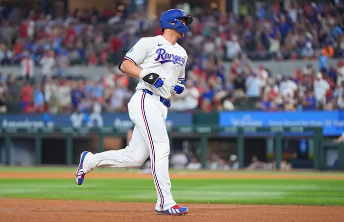 Siguen los Rangers en la cima del Oeste