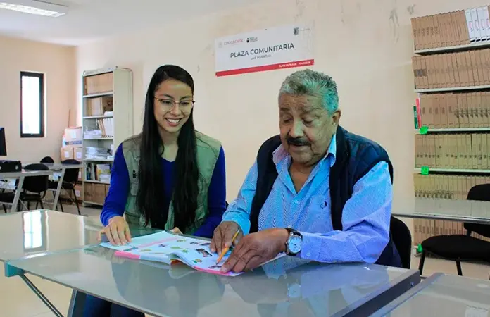 Un centenario completa su educación básica