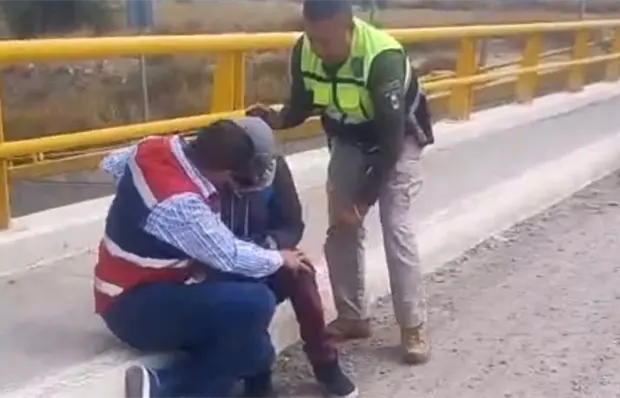 Auxilian a hombre en crisis emocional en puente de Soledad Auxilian a hombre en crisis emocional en puente de Soledad