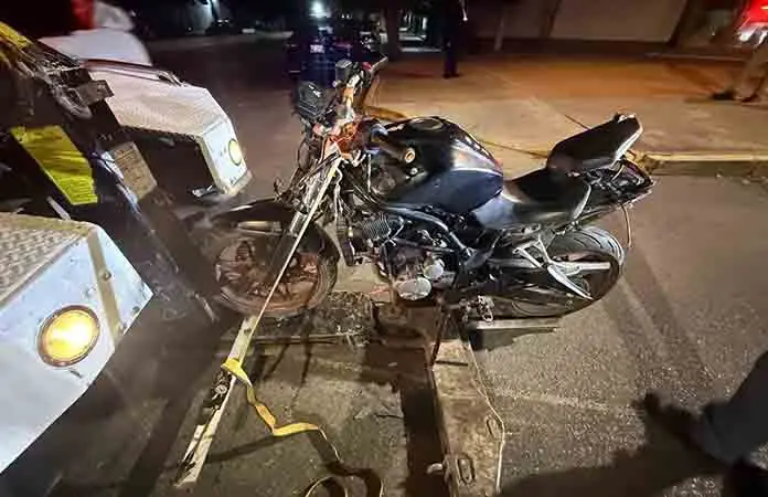 Menor en motocicleta es arrestado por maniobras peligrosas