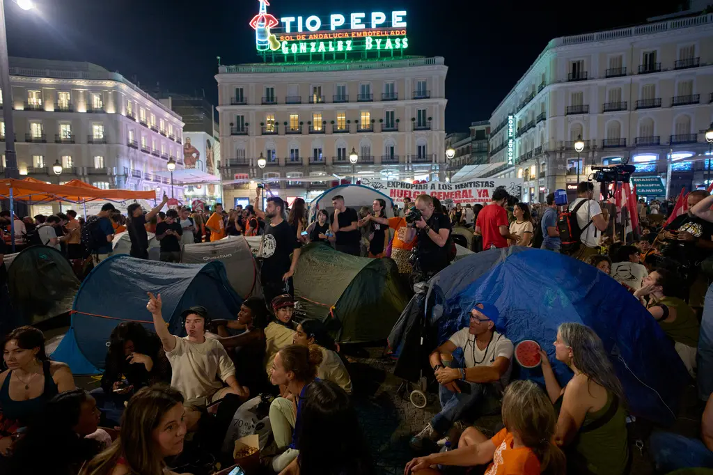 Miles acampan en centro de Madrid en protesta por crisis de vivienda
