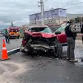 Rauda camioneta se estrella contra barda en el bulevar