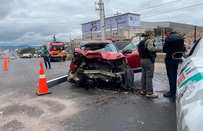 Rauda camioneta se estrella contra barda en el bulevar