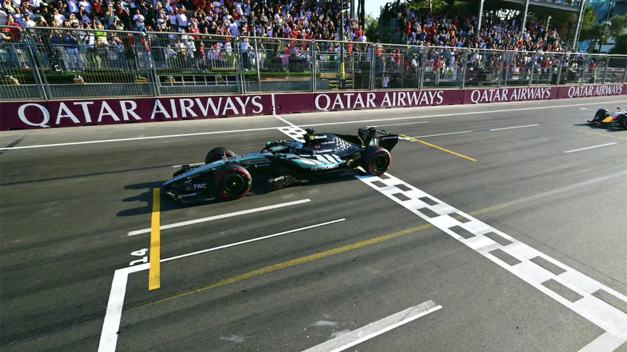 Russell gana en Bakú por menos de dos décimas; Checo termina 15º