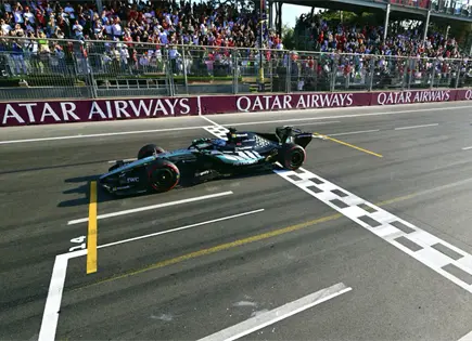 Russell gana en Bakú por menos de dos décimas; Checo termina 15º Russell gana en Bakú por menos de dos décimas; Checo termina 15º
