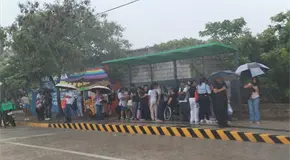 Usuarios, empapados esperando el transporte Red Metro