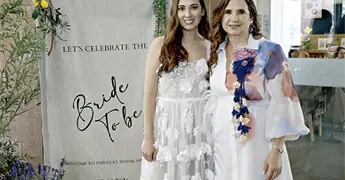 Adriana Saucedo festeja a su hija