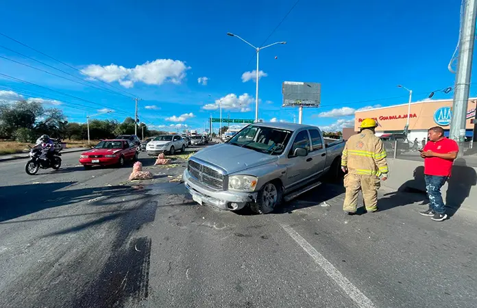 Camioneta ocasiona percance en el Periférico Oriente