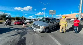 Camioneta ocasiona percance en el Periférico Oriente