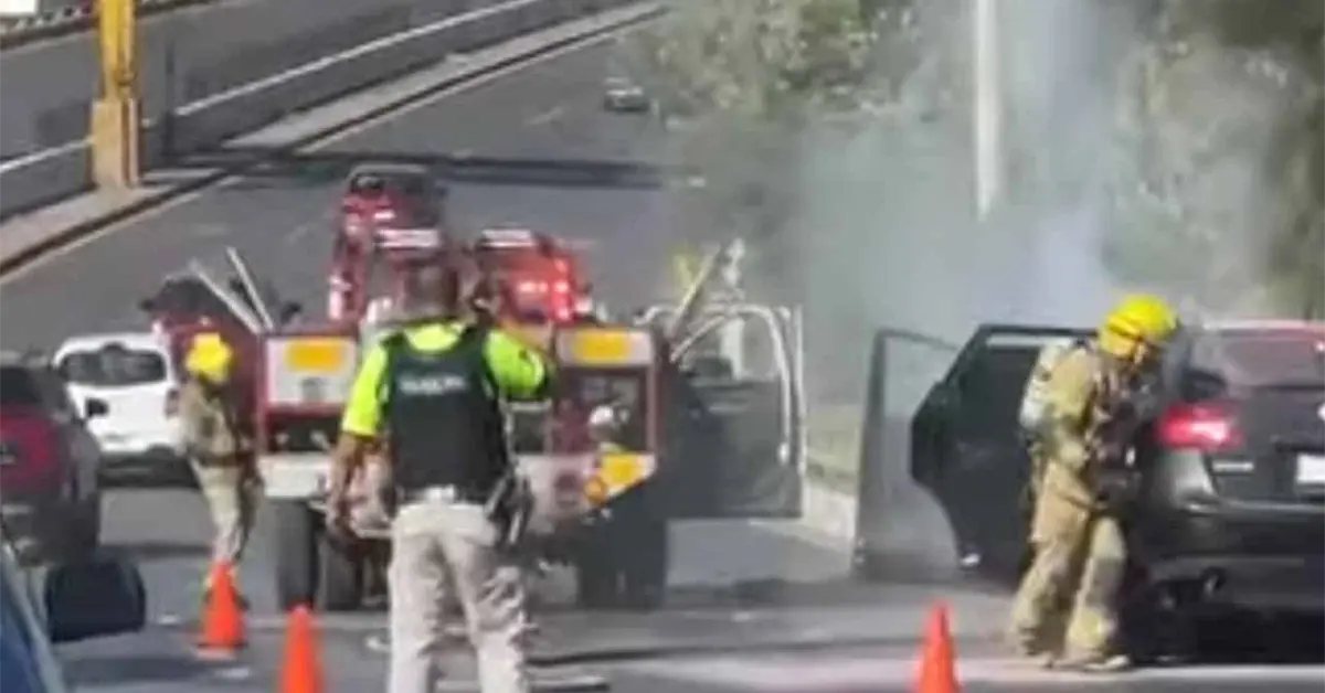 Camioneta se incendia en carriles centrales de Salvador Nava Camioneta se incendia en carriles centrales de Salvador Nava