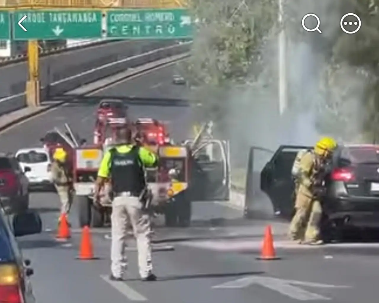 Camioneta se incendia en carriles centrales de Salvador Nava