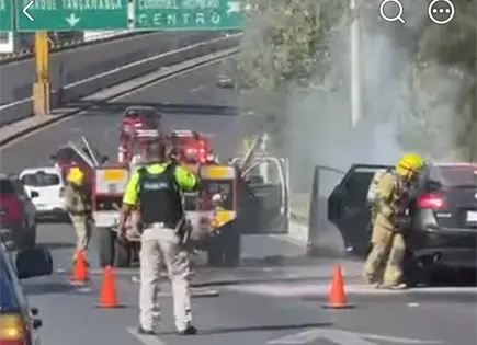 Camioneta se incendia en carriles centrales de Salvador Nava Camioneta se incendia en carriles centrales de Salvador Nava
