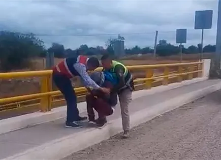 Evitan que un hombre se tire de puente