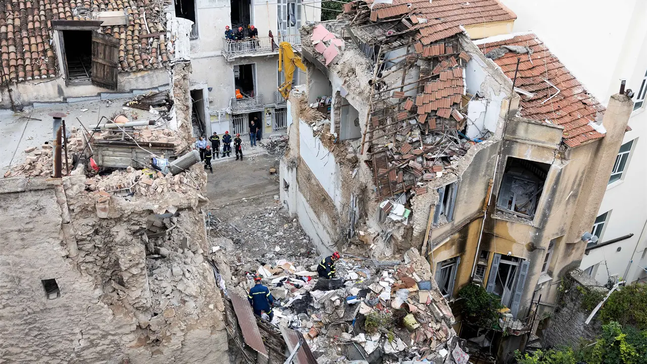 Explosión en edificio de Plaka Atenas deja seis muertos