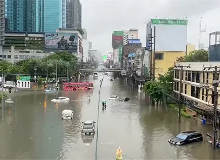 Inundaciones en Bangkok afectan tr&aacute;fico y obligan evacuaciones