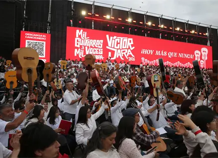 Miles de voces y guitarras recuerdan a V&iacute;ctor Jara