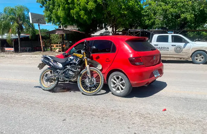 Motociclista choca contra un vehículo compacto