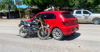 Motociclista choca contra un veh&iacute;culo compacto