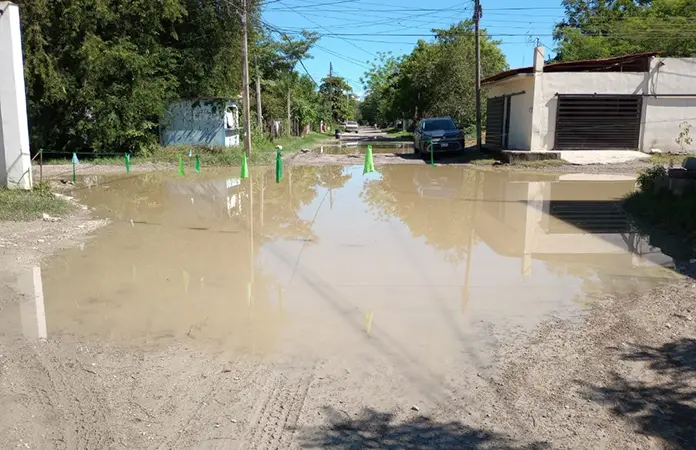 Obra de canal tapa salida de agua en Colonia América
