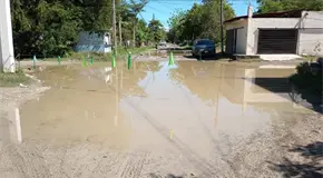 Obra de canal tapa salida de agua en Colonia América