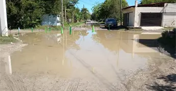 Obra de canal tapa salida de agua en Colonia Am&eacute;rica