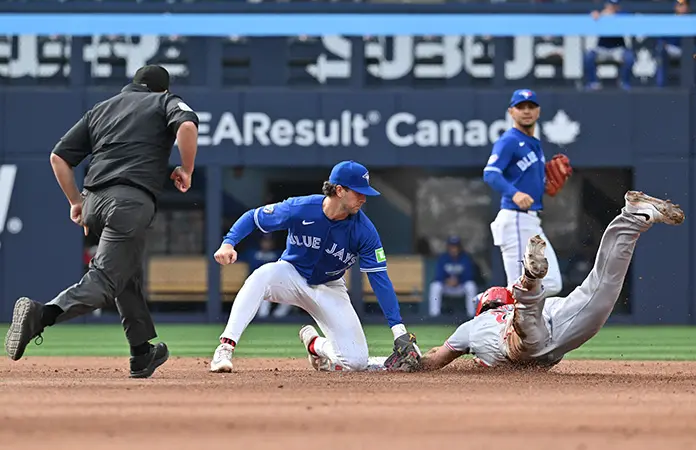 Paliza de los Rojos 5-1 sobre los Azulejos