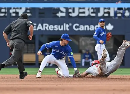 Paliza de los Rojos 5-1 sobre los Azulejos Paliza de los Rojos 5-1 sobre los Azulejos