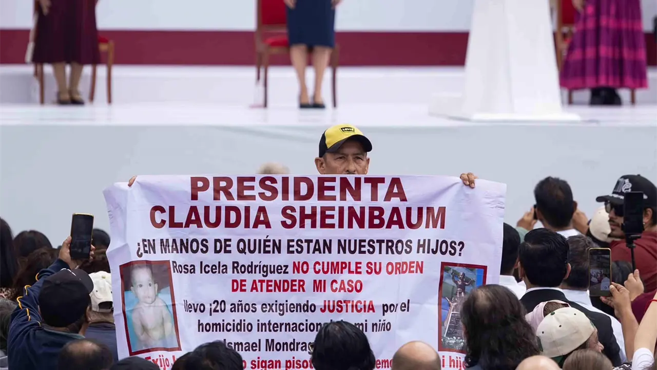 Retiran a manifestante en evento de Sheinbaum