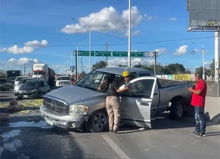 VIDEO | Vuelca camioneta en Circuito Potos&iacute;; hay un lesionado