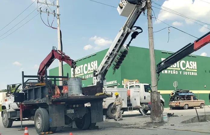 Accidente deja sin luz a miles de familias