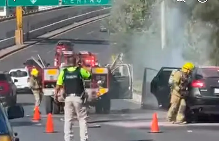 Arde camioneta en la Salvador Nava