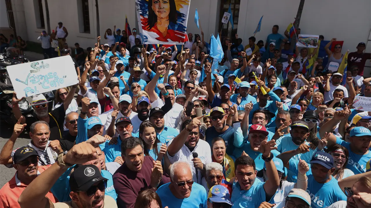 Caravana motorizada en Venezuela exige regreso seguro de María Corina Machado