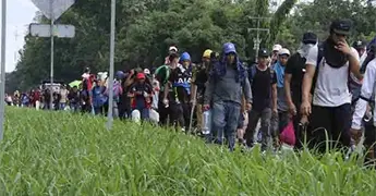 Caravana retoma el camino hacia EU