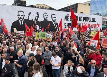 Diputados de Kosovo critican veredictos por crímenes de guerra Diputados de Kosovo critican veredictos por crímenes de guerra