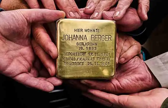 Frenan la colocación de placas del Holocausto