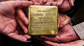 Frenan la colocaci&oacute;n de placas del Holocausto