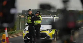 Polic&iacute;a antiterrorista libera bajo fianza a j&oacute;venes arrestados en RAF Fairford