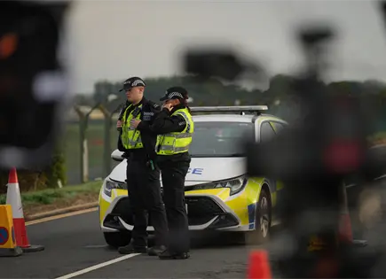 Policía antiterrorista libera bajo fianza a jóvenes arrestados en RAF Fairford Policía antiterrorista libera bajo fianza a jóvenes arrestados en RAF Fairford