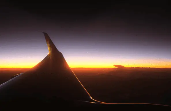 ¿Conviene tomar un vuelo de madrugada? Guía para decidir según tu viaje