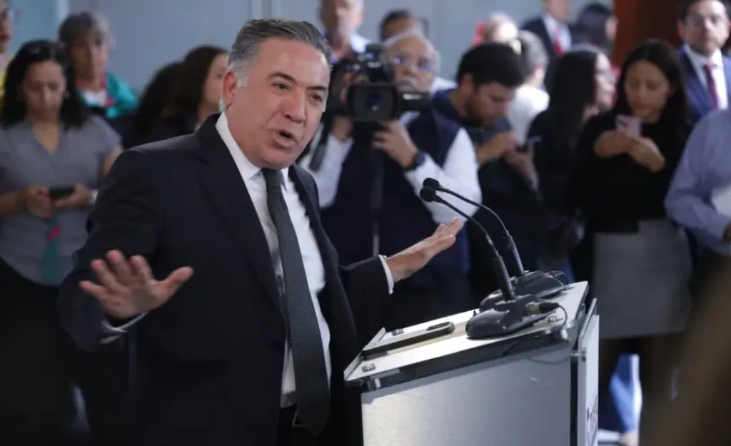 Entregan en Senado 23 mil firmas para destituir a Enrique Inzunza