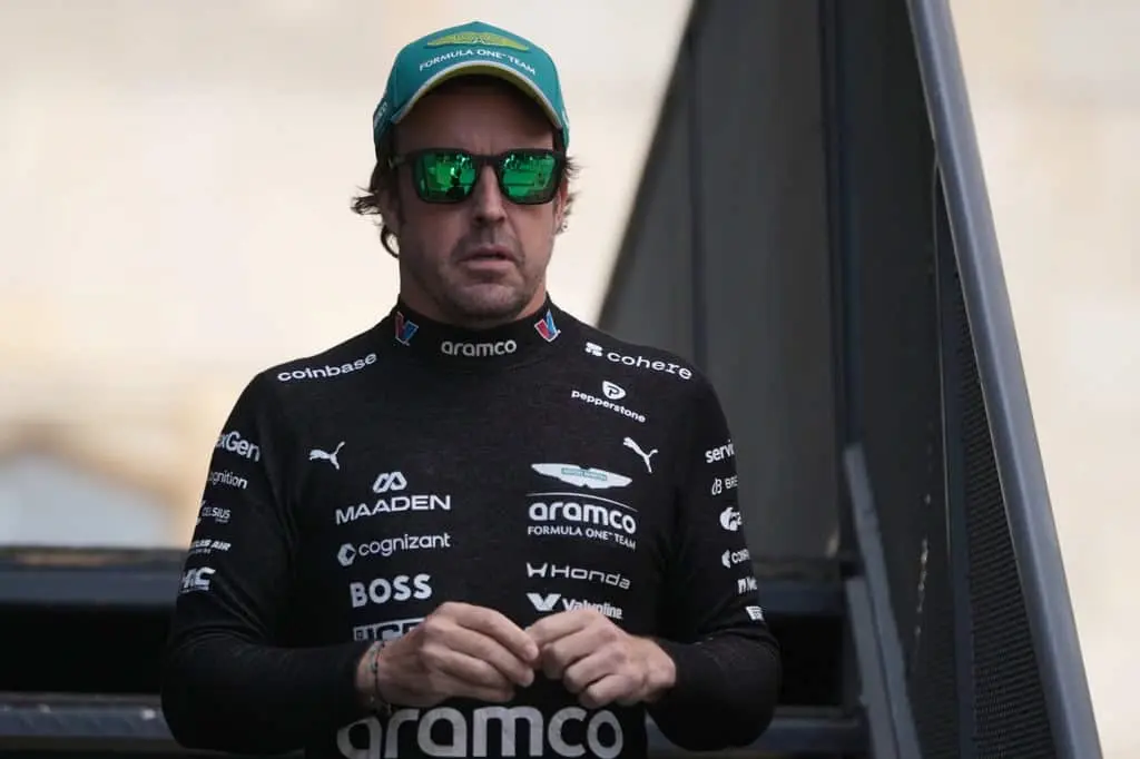 Fernando Alonso renueva contrato con Aston Martin hasta 2027