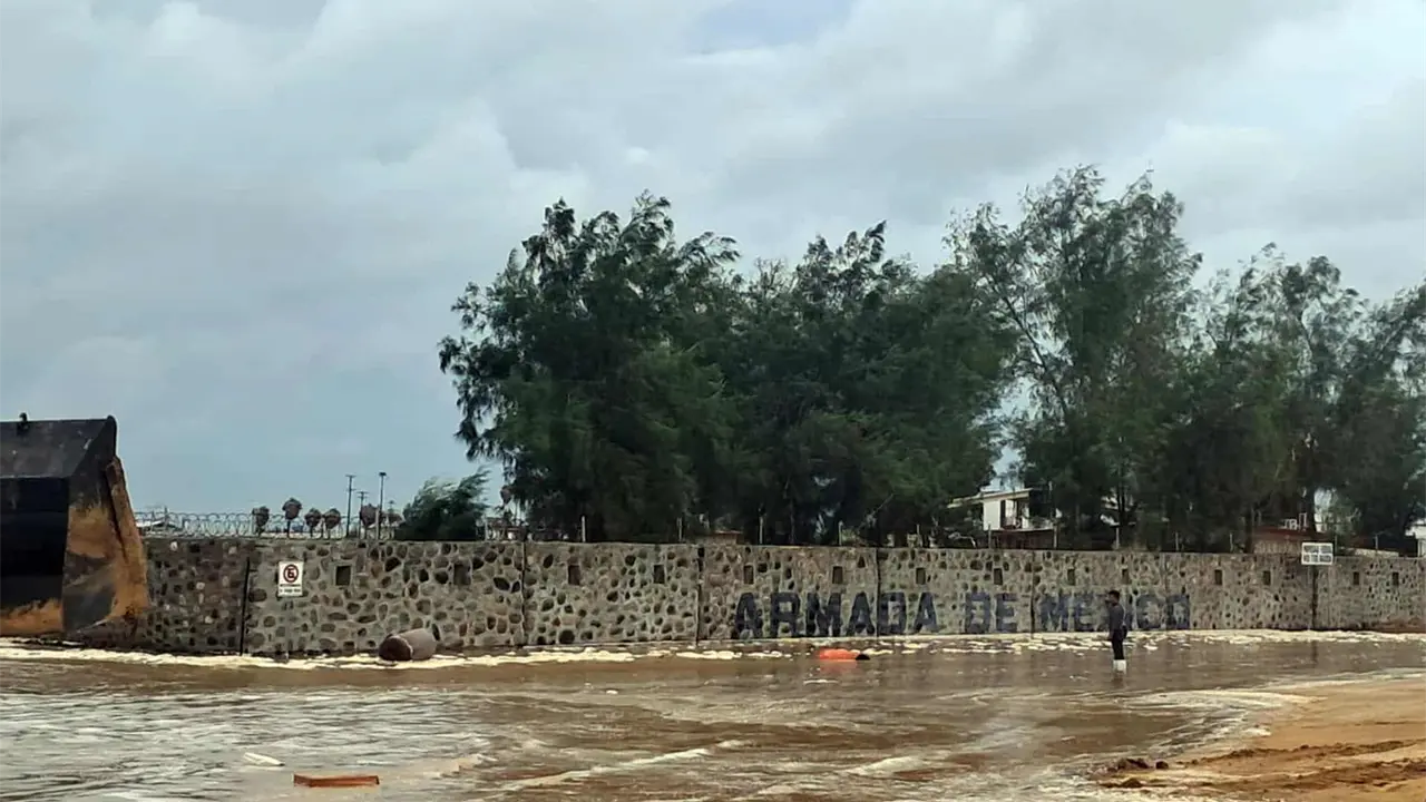 El huracán Polo se aproxima a Baja California Sur, donde se prevén lluvias torrenciales y oleaje elevado. Foto: EFE.