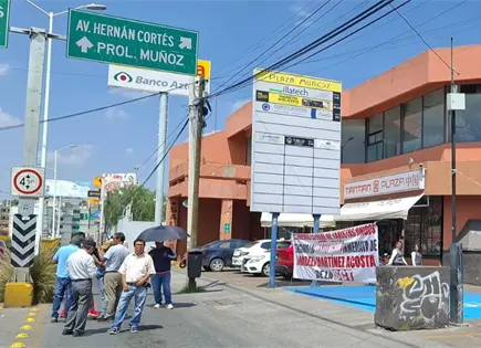 Taxistas vuelven a protestar en la SCT contra piratas Taxistas vuelven a protestar en la SCT contra piratas
